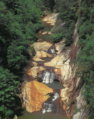 The nearby Tallulah Gorge State Park 