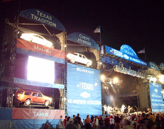 Kevin Fowler onstage at the Texas state fair - click to see a review of him at Billy Bob's Texas