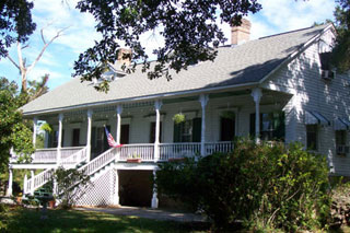 Front entrance of Red Creek Inn