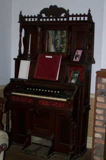Vintage electric pump organ