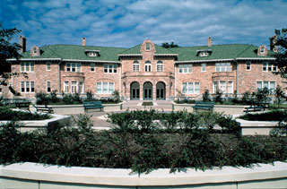 This pink Georgian building was built for Piggly Wiggly founder Clarence Saunders, today part of the Pink Palace Museum