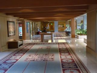 The expansive lobby area of the Omni Mandalay at Las Colinas