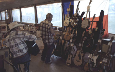 Lonnie Joe Howell gives a demonstration during the Old Settlers Music Festival